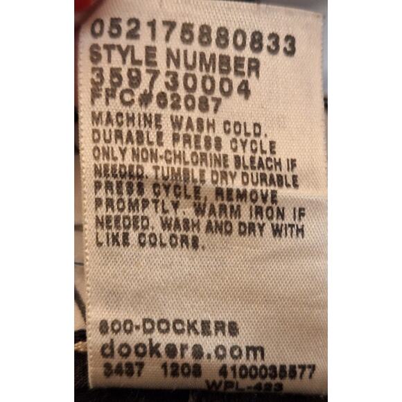 Dockers' Women 8 Black Cotton "Curvy" Mid Rise Stretch Uniform Chino Shorts - Picture 5 of 5